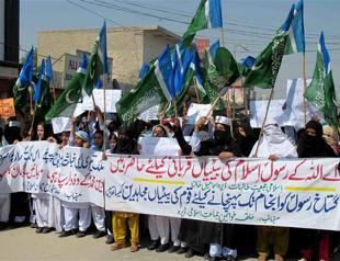 Pakistan minister stands by film-maker bounty