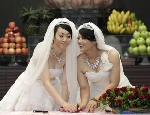 Hong Kong tycoon offers fortune to marry off gay daughter