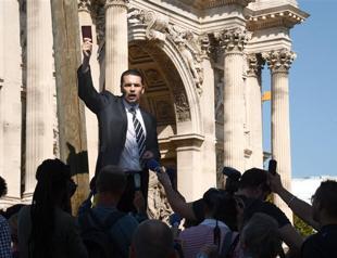 60 policemen sent to one-man protest over prophet cartoon