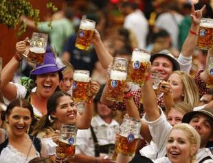 Beer flows as Germany kicks off Oktoberfest