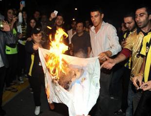 Fenerbahçe fans support Alex, slam chairman