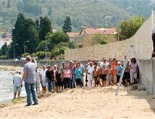 Beach wall separating men and women could return next year
