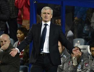 QPR owner Fernandes backs boss Hughes