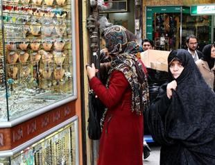 Tehran bazaar closed as currency falls