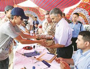 Libyans surrender weapons