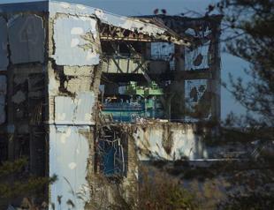 Japan resumes reactor work despite non-nuclear aims