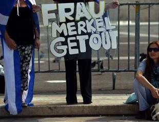 Police fire tear gas at anti-Merkel protesters