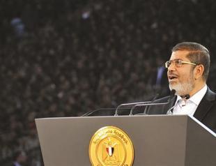 Morsi issues pardon for protesters