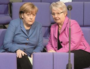 New plagiarism scandal hits Merkel before polls