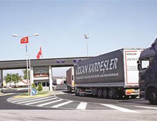 Turkish trucks pile up at border gate to Greece