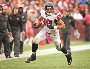 Atlanta maintains perfect run, Brees sets NFL record