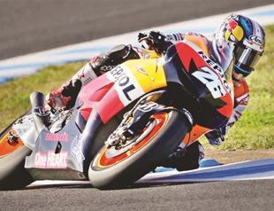 Dani Pedrosa edges Lorenzo