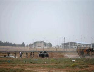 Three Turkish soldiers wounded in clashes on Syrian border