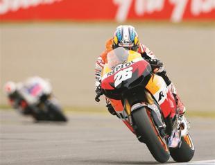 Pedrosa wins to pressure Lorenzo