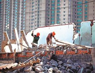 Chinese economic slump makes recovery look tepid