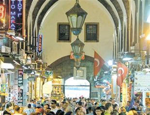Several centuries later the Mısır Çarşısı still attracts
