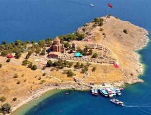 2,000 Armenians flock to mass in ancient restored church