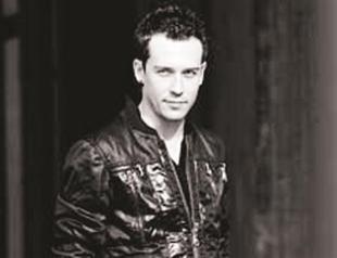 Kömürcü meets fans at Hayal Kahvesi