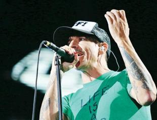 RHCP satisfy fans despite dry venue
