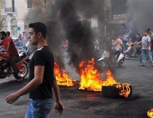 Angry protesters try to storm Lebanon govt HQ