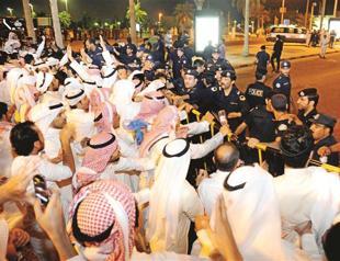 Kuwaitis clash with police over poll law