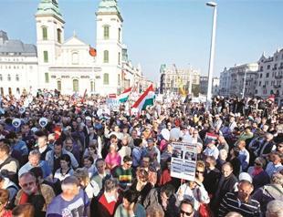 Rival rallies compete in Hungary
