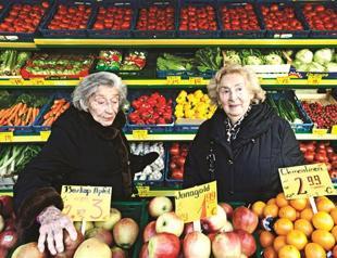 Food helps holocaust survivors