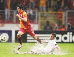 Galatasaray held to draw, loses Elmander to injury