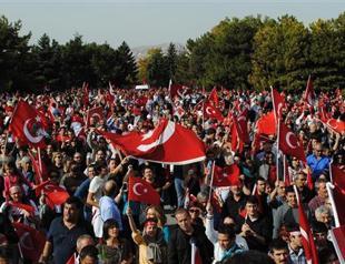 Crowd sidesteps police, walks toward Anıtkabir