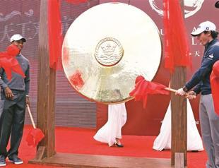 Fan frenzy greets star golfers Woods and McIlroy in China