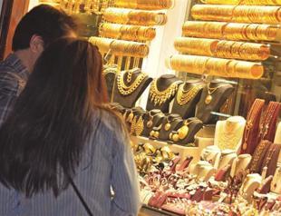 Couples ‘renting’ gold amid crisis