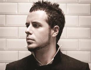 Emre Aydın performs at Jolly Joker