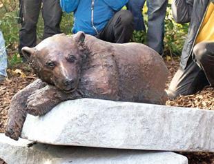 Bear Knut monument unveiled at Berlin Zoo