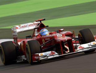Ferrari cars use Italian navy flag at Indian GP