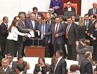 AKP may have to cancel early local election plan