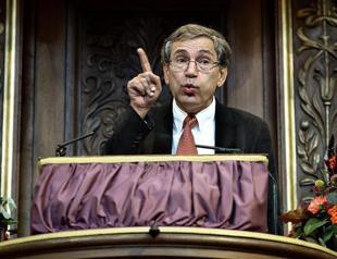 Orhan Pamuk receives Denmarks Sonning prize