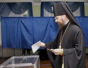 Ukraine votes in key democracy test