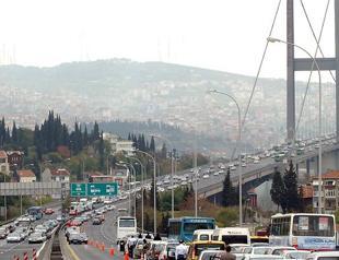 Marriage proposal halts traffic on Istanbul bridge