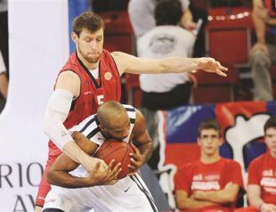 Fener, Efes score big Euro wins