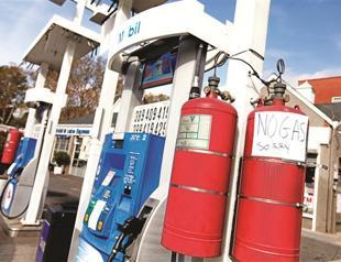 Oil prices drop after massive US storm