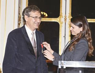 Pamuk decorated with France’s order of merit at Paris ceremony