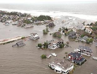 US candidates shift back to polls after super storm