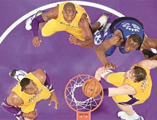 New-look Lakers fail to spark in season opener