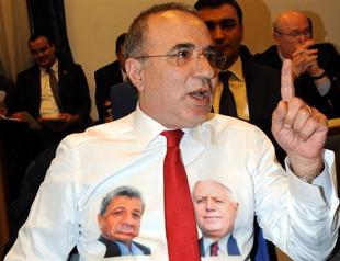 Opposition deputy handcuffs himself in protest of imprisoned deputies situation