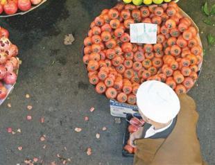 Iran’s annual inflation rate rises as rial keeps on losing