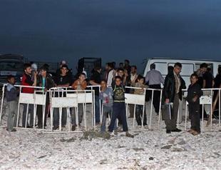 8,000 Syrian refugees flee to Turkey overnight: official