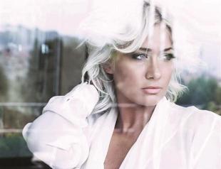 Mavi performs at Jolly Joker