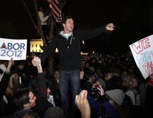 Crowds celebrate Obama victory at White House