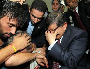 Turkish FM Davutoğlu brought to tears in Gaza