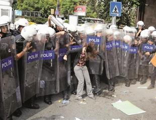 Police fire pepper spray on anti-war protesters